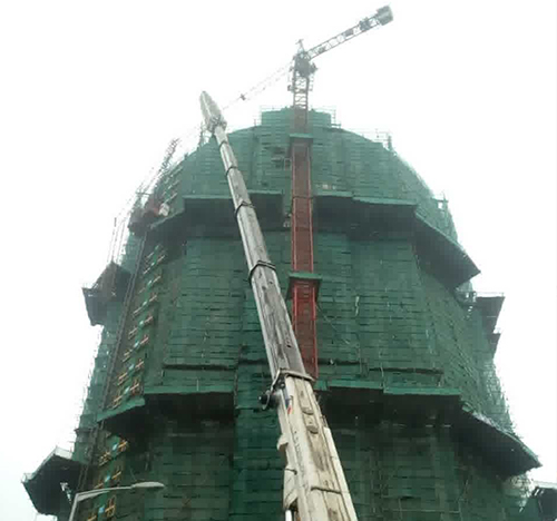 沙河口吊车在工地上作业